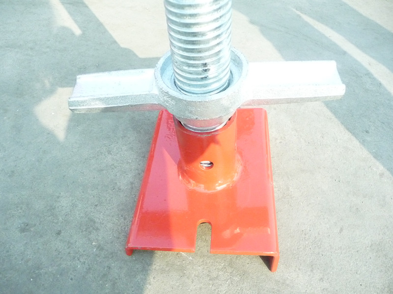 Accessori per strutture di puntellazione per ponteggi testa J/U